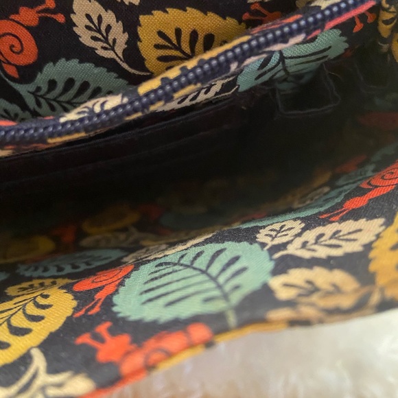 Vera Bradley retired print crossbody bag in EUC. - Picture 5 of 8